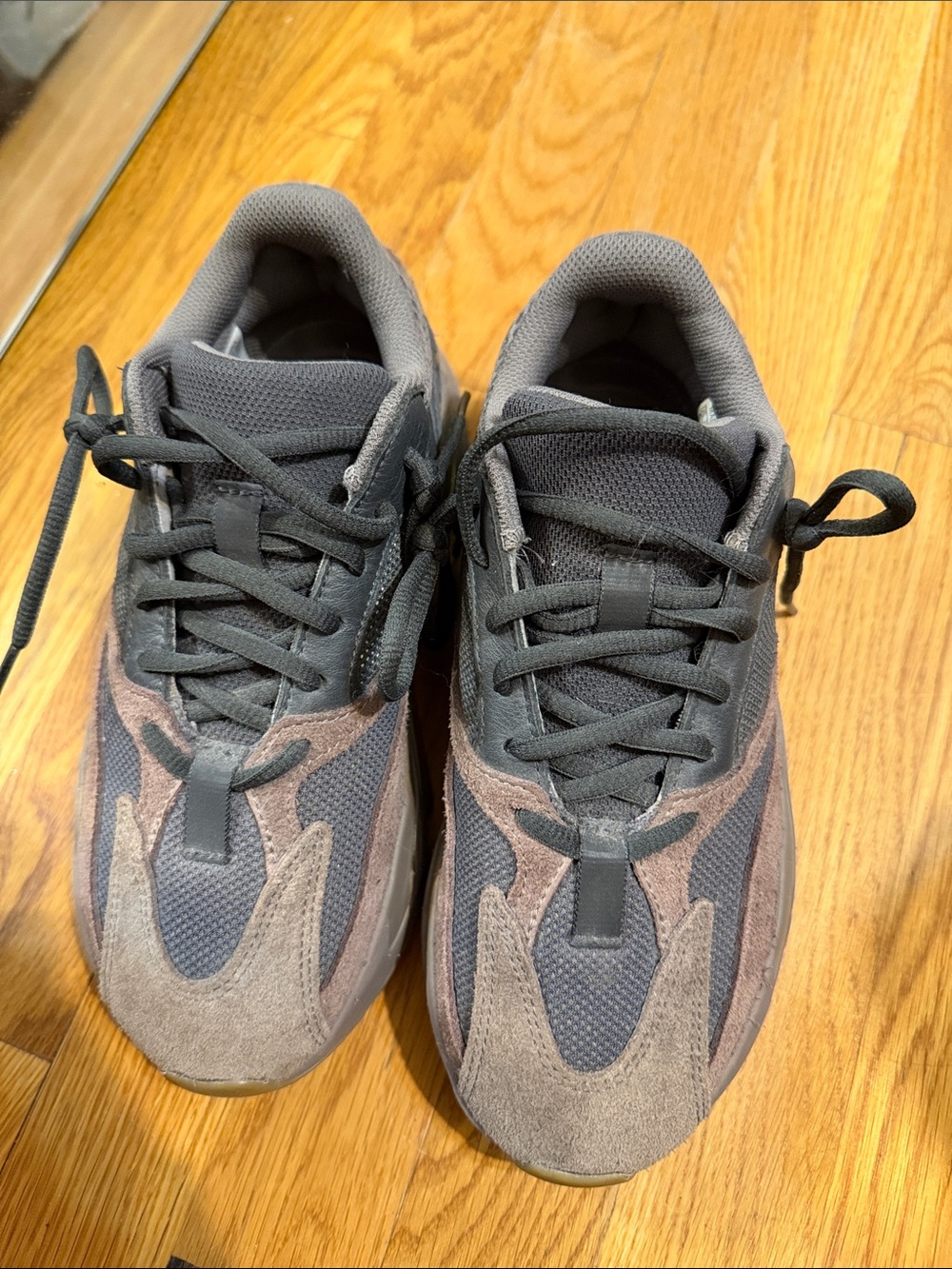 adidas Yeezy
Boost 700 "Mauve" sneakers